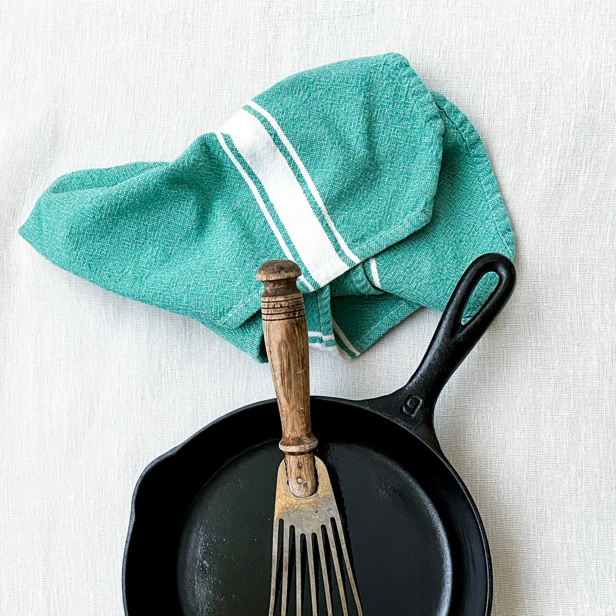 Pre-seasoned cast iron skillet with spatula